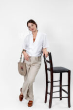 ⁦חולצת Vintage Charm לבנה⁩ – תמונה ⁦2⁩