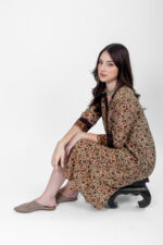 ⁦שמלת TALYA אדמה⁩ – תמונה ⁦3⁩