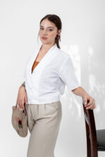 ⁦חולצת Vintage Charm לבנה⁩ – תמונה ⁦3⁩