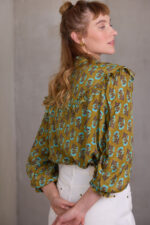 ⁦חולצת Olive Bloom⁩ – תמונה ⁦3⁩